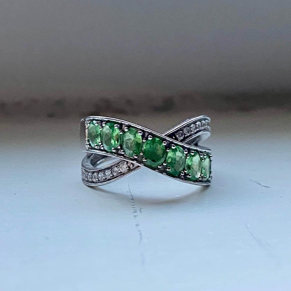 14k white gold green sapphire and diamond ring